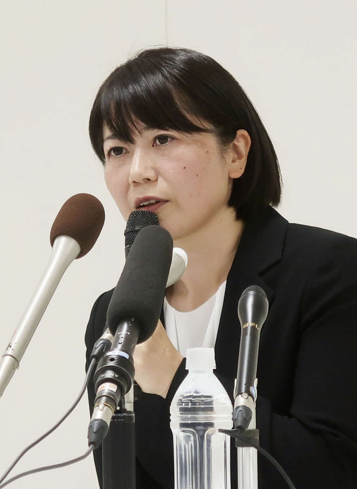 24日に臨時記者会見に臨んだ前橋市の小川晶市長（共同）