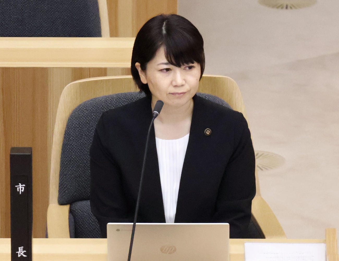 前橋市議会の本会議に出席する小川晶市長（共同）