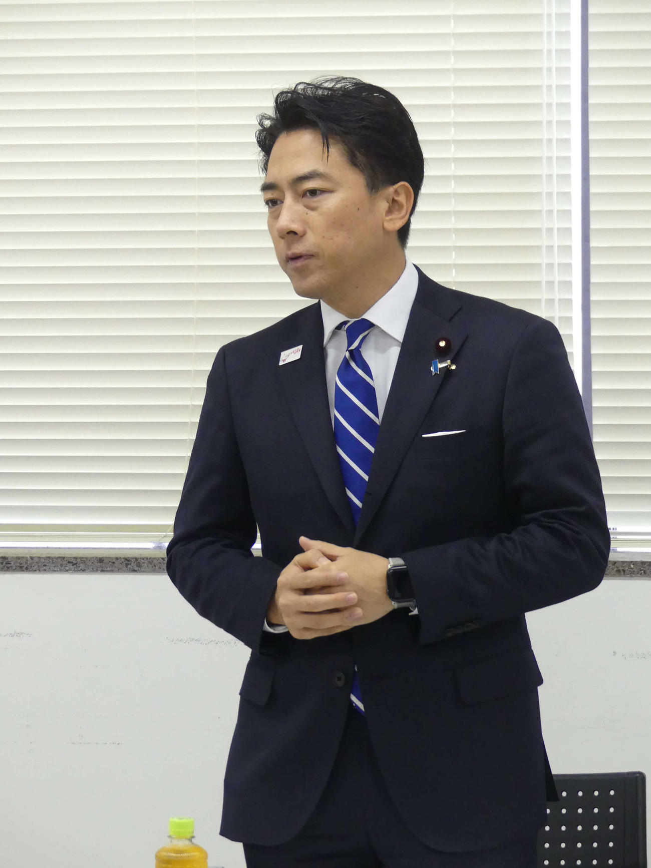 総裁選の視察先であいさつする小泉進次郎農相（撮影・中山知子）