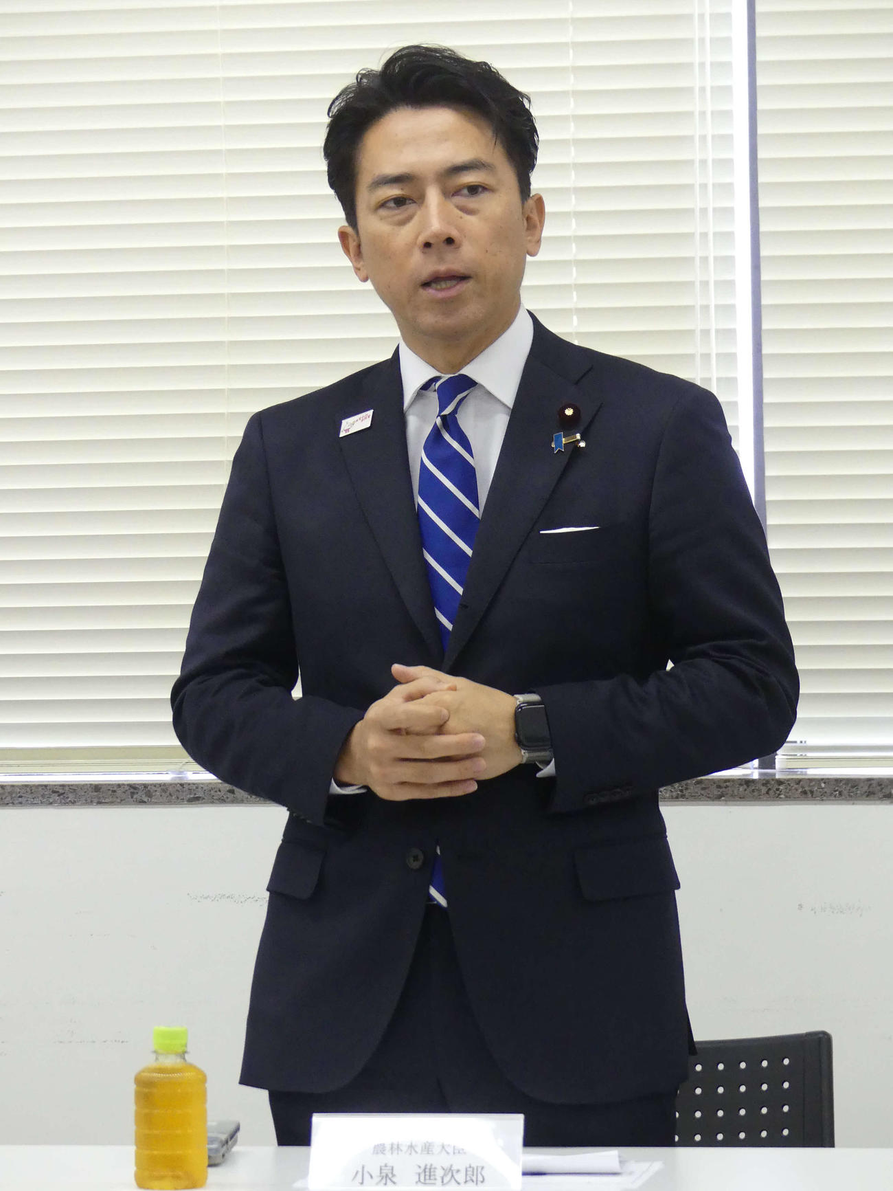 総裁選の視察先であいさつする小泉進次郎農相（撮影・中山知子）