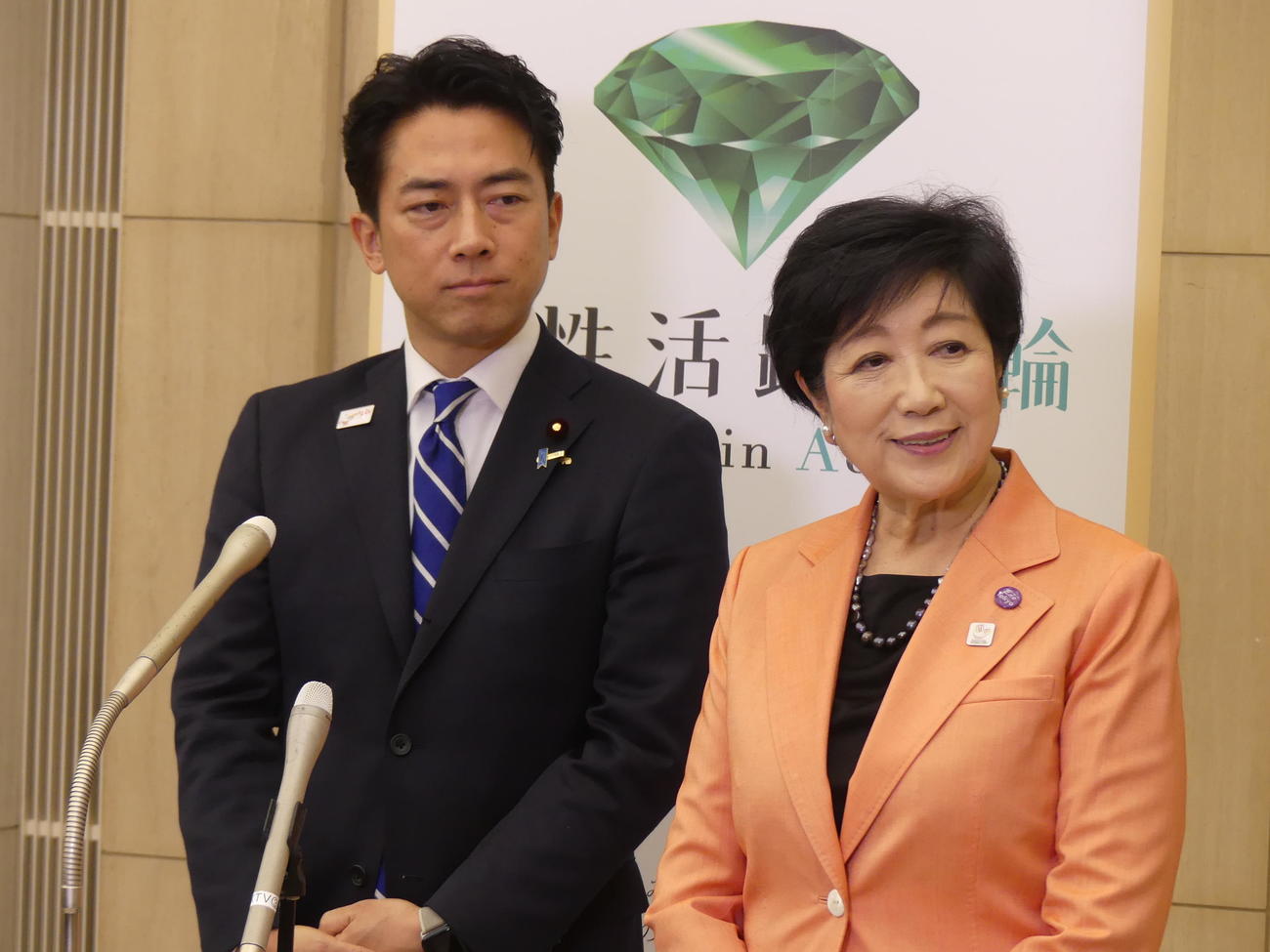 女性経営者との意見交換会に参加後、取材に応じる小泉進次郎農相と小池百合子都知事（撮影・中山知子）