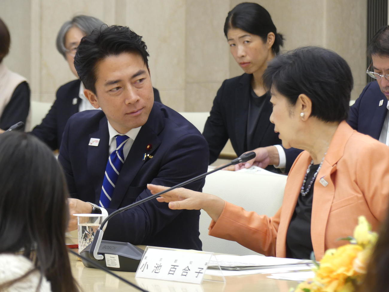 女性起業家との意見交換で、小池百合子都知事（右）と言葉をかわす小泉進次郎農相（撮影・中山知子）