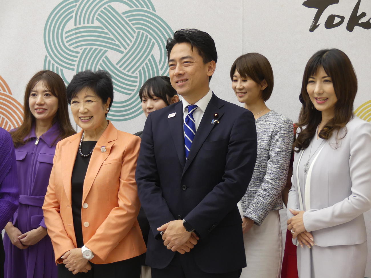 女性経営者との意見交換会に同席し、記念撮影に応じる小泉進次郎農相（前列中央）。左は小池百合子都知事（撮影・中山知子）
