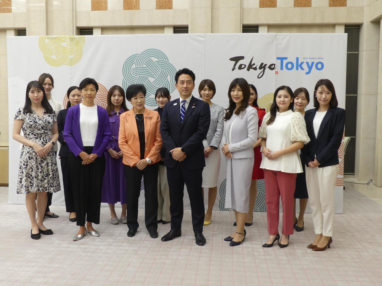 女性起業家との意見交換後、記念撮影に追う実小池百合子都知事（左から3人目）と小泉進次郎農相（中央）（撮影・中山知子）