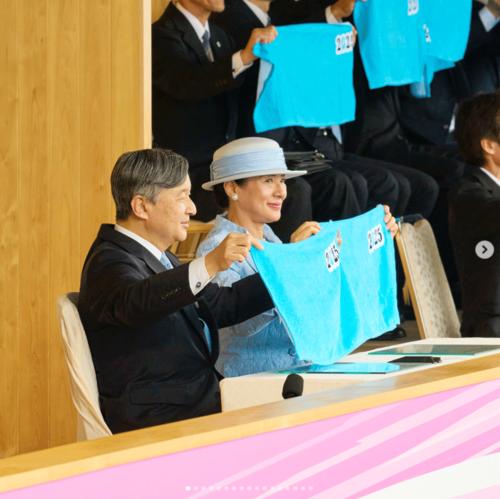 天皇・皇后両陛下おそろい“ブルーコーデ”琵琶湖色タオルを手に声援