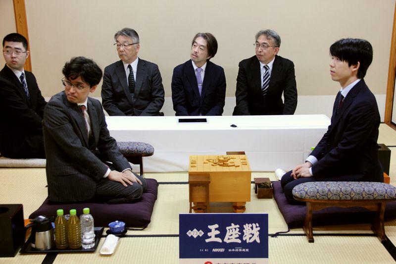 名古屋市内で行われる王座戦5番勝負第3局の前日検分をした藤井聡太王座（右）伊藤匠叡王（日本将棋連盟提供）