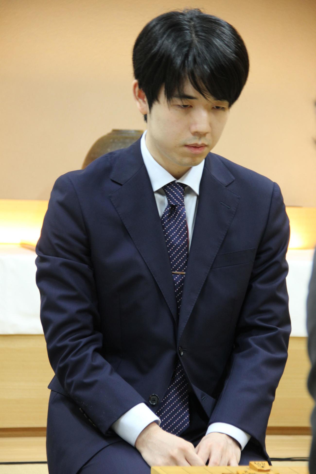 名古屋市内で行われる王座戦5番勝負第3局の前日検分をした藤井聡太王座（日本将棋連盟提供）