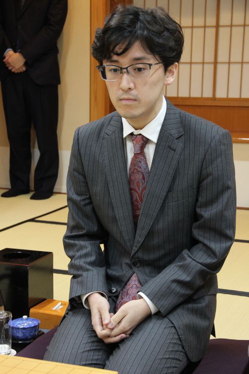 名古屋市内で行われる王座戦5番勝負第3局の前日検分をした伊藤匠叡王（日本将棋連盟提供）