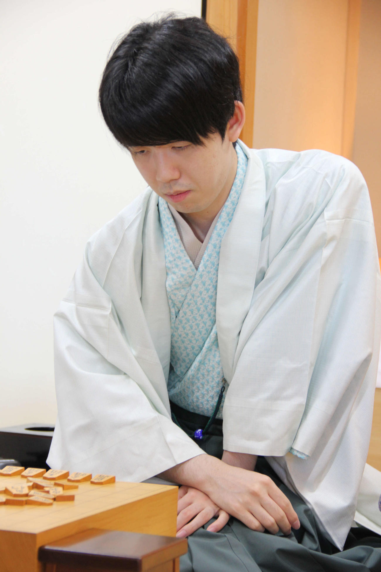 王座戦5番勝負第3局に臨んだ藤井聡太王座（日本将棋連盟提供）