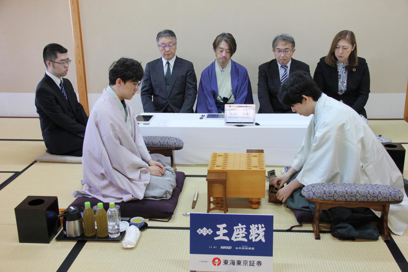 王座戦5番勝負第3局に臨んだ藤井聡太王座（右）伊藤匠叡王（日本将棋連盟提供）