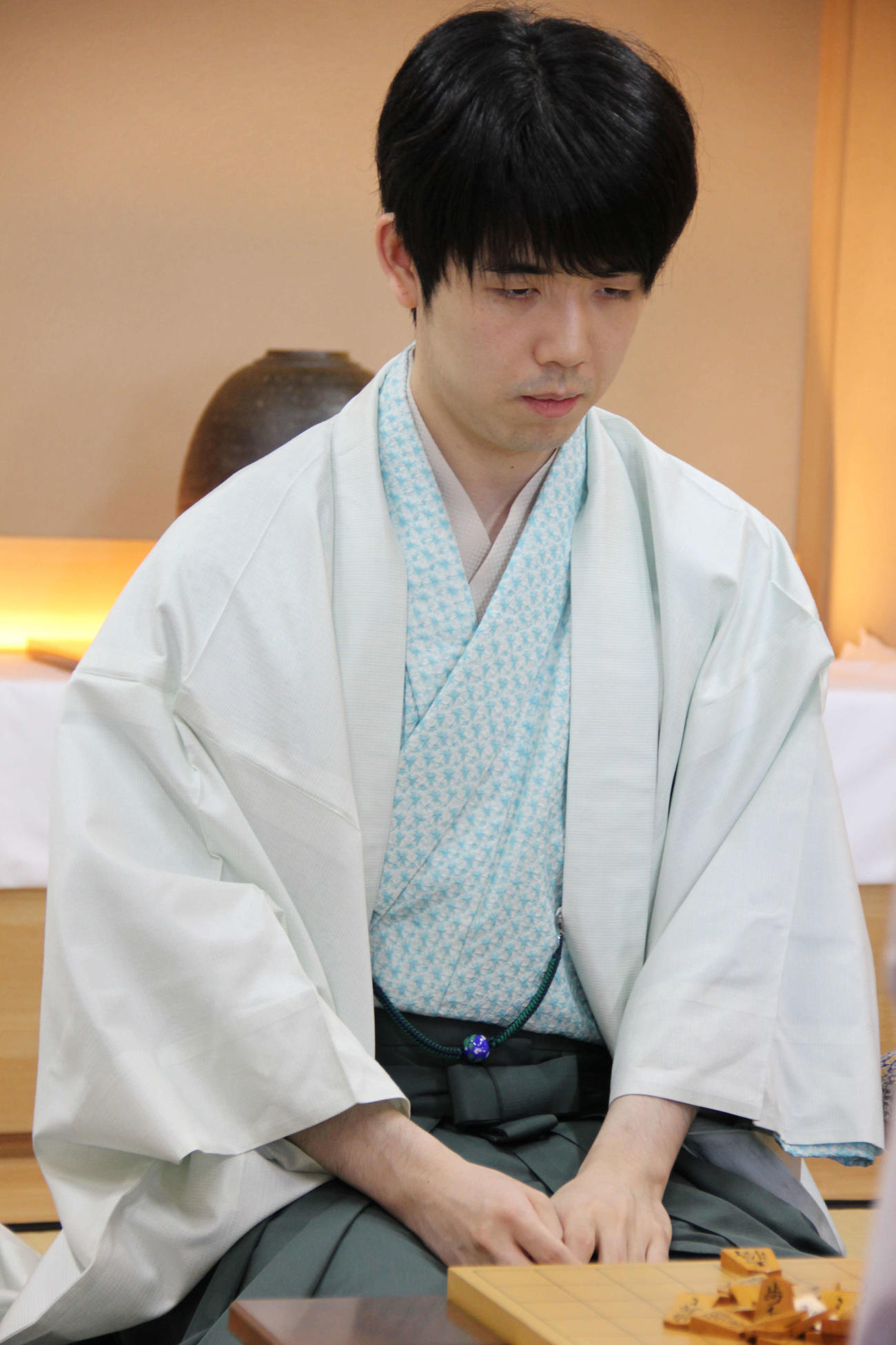 王座戦5番勝負第3局に臨んだ藤井聡太王座（日本将棋連盟提供）