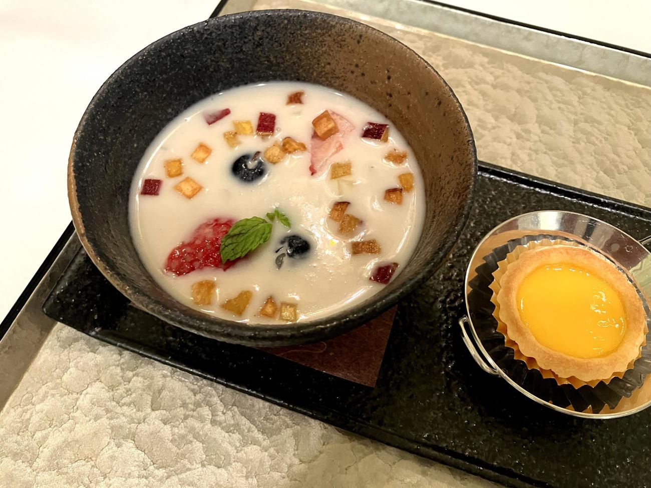 藤井聡太王座のおやつ「モーモーチャーチャー　名古屋コーチンのエッグタルト」「飛騨桃100％ジュース」（日本将棋連盟提供）