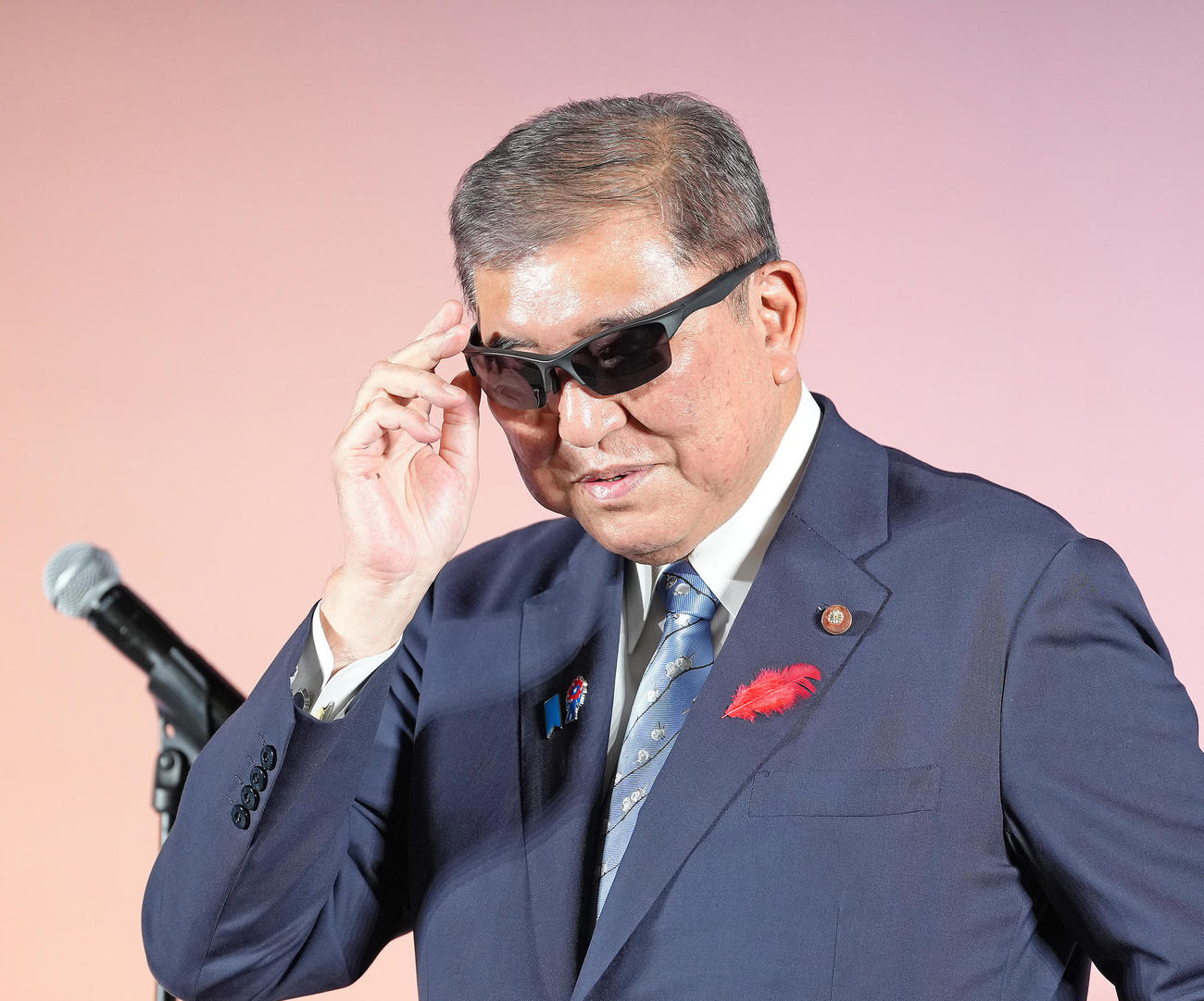 日本メガネベストドレッサー賞表彰式に登壇し、サングラスをかける石破茂首相（撮影・足立雅史）