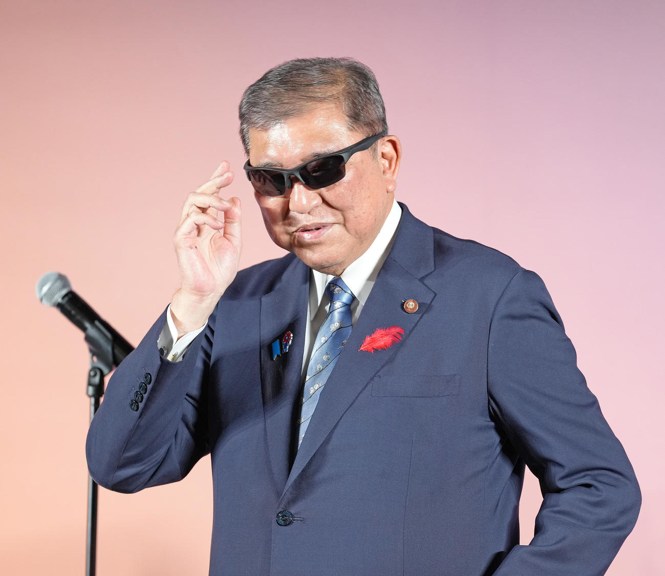 日本メガネベストドレッサー賞表彰式に登壇し、サングラスをかける石破茂首相（撮影・足立雅史）