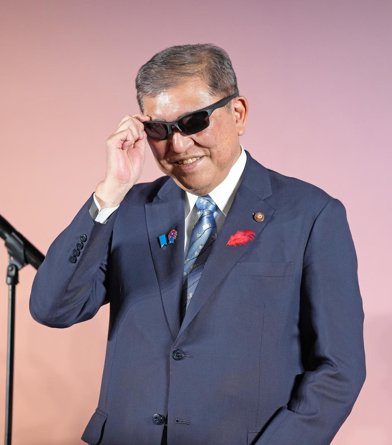 日本メガネベストドレッサー賞表彰式に登壇し、サングラスをかける石破茂首相（撮影・足立雅史）