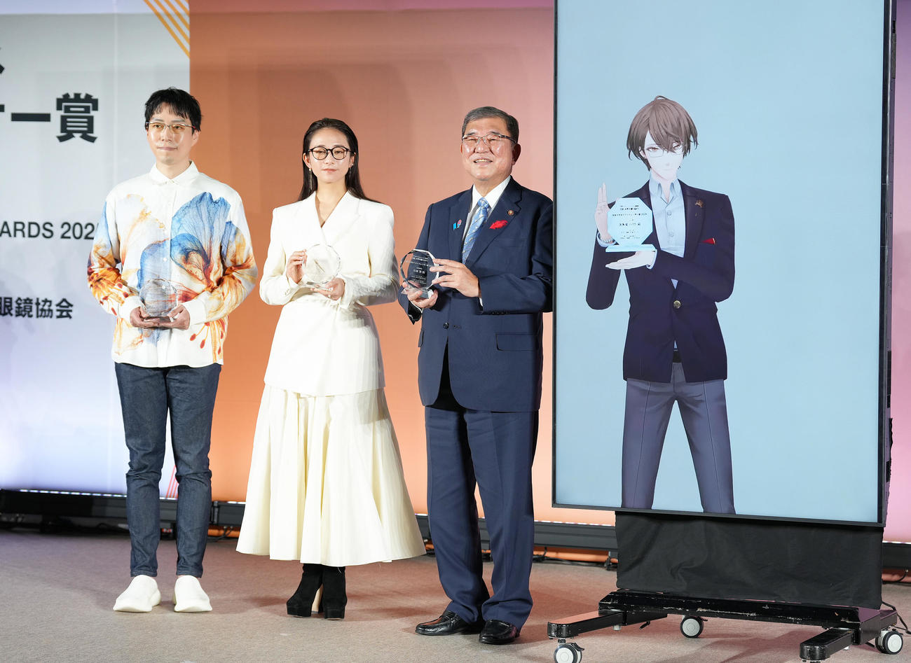 日本メガネベストドレッサー賞表彰式で記念撮影に臨む、左から経済学者の成田悠輔氏、木村文乃、石破茂首相、VTuberでにじさんじの加賀美ハヤト（撮影・足立雅史）