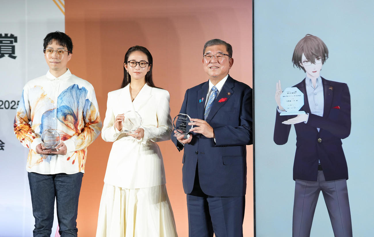 日本メガネベストドレッサー賞表彰式で記念撮影に臨む、左から経済学者の成田悠輔氏、木村文乃、石破茂首相、VTuberでにじさんじの加賀美ハヤト（撮影・足立雅史）