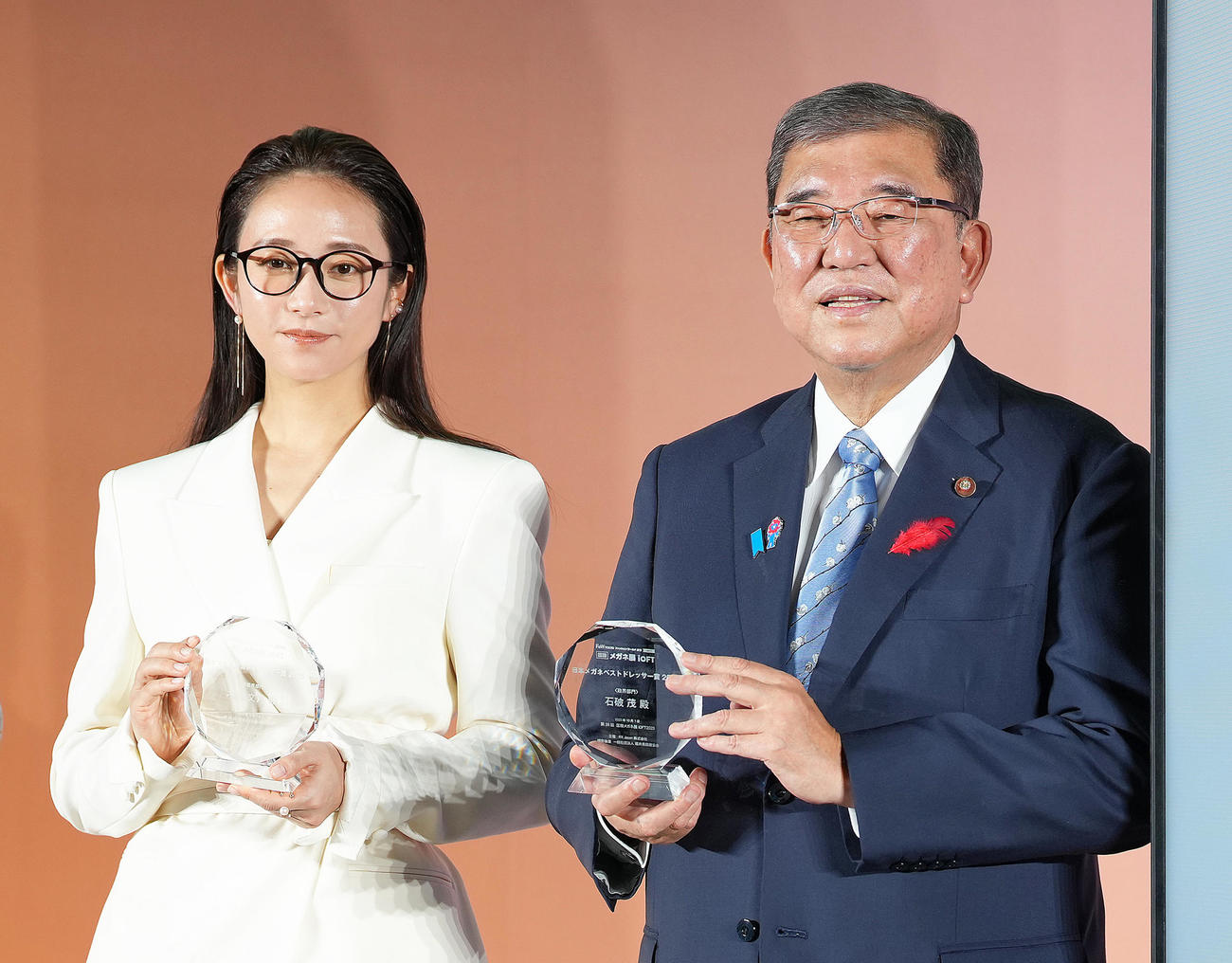 日本メガネベストドレッサー賞表彰式で記念撮影に臨む木村文乃（左）と石破茂首相（撮影・足立雅史）