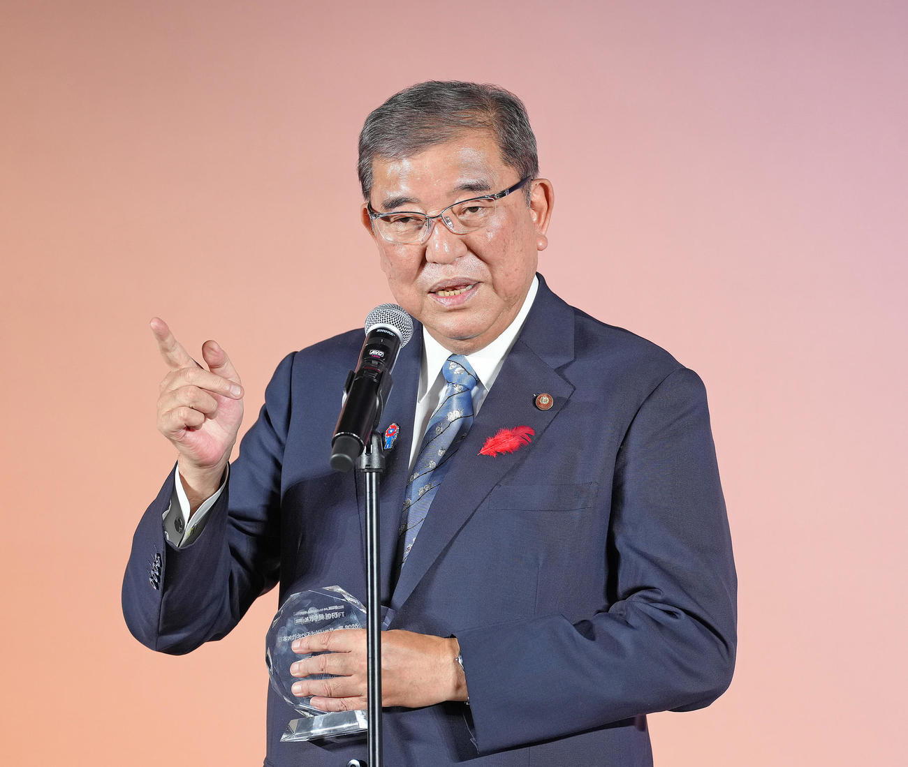 日本メガネベストドレッサー賞表彰式で受賞の喜びを語る石破茂首相（撮影・足立雅史）