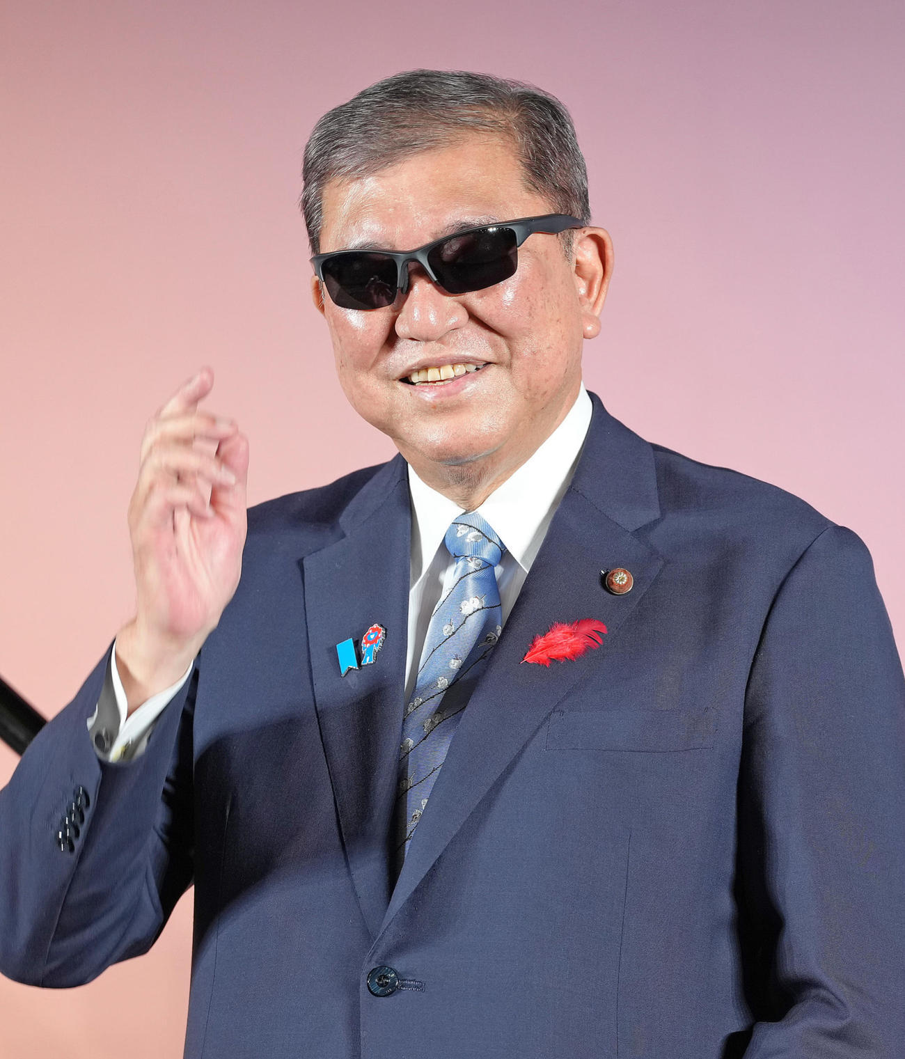 日本メガネベストドレッサー賞表彰式に登壇し、サングラスをかける石破茂首相（撮影・足立雅史）