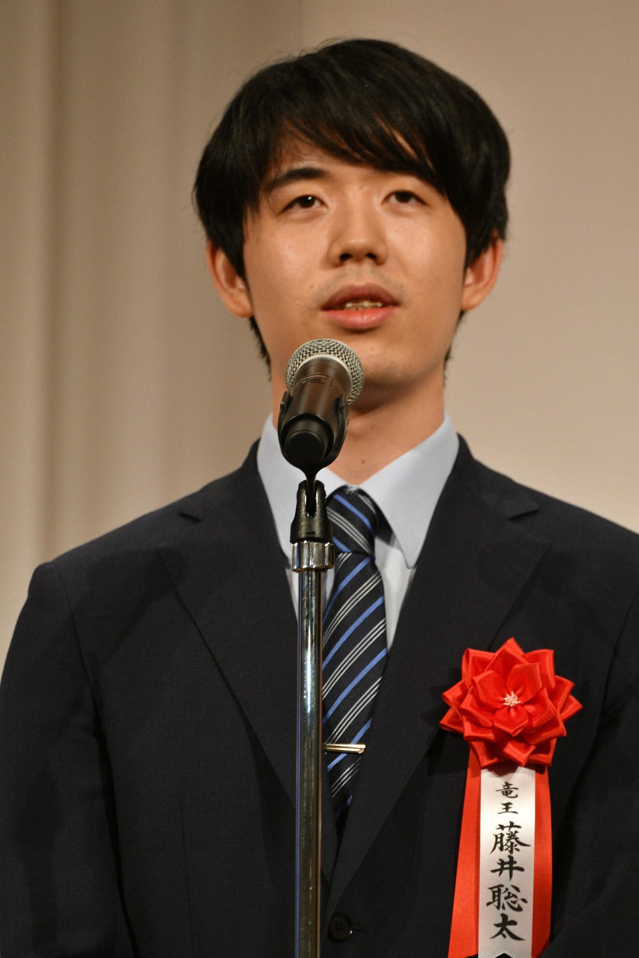 竜王戦第1局前夜祭で決意を表明する藤井聡太竜王