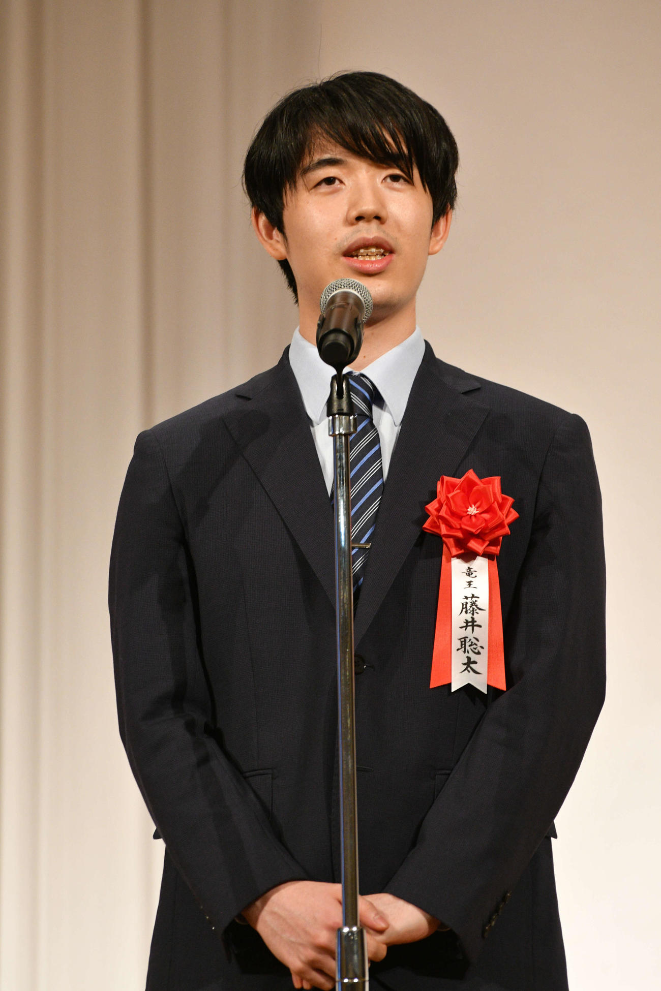 竜王戦第1局前夜祭で決意を表明する藤井聡太竜王