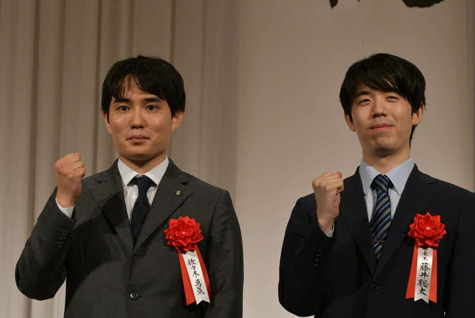竜王戦第1局の前夜祭に出席した佐々木勇気八段（左）と藤井聡太竜王