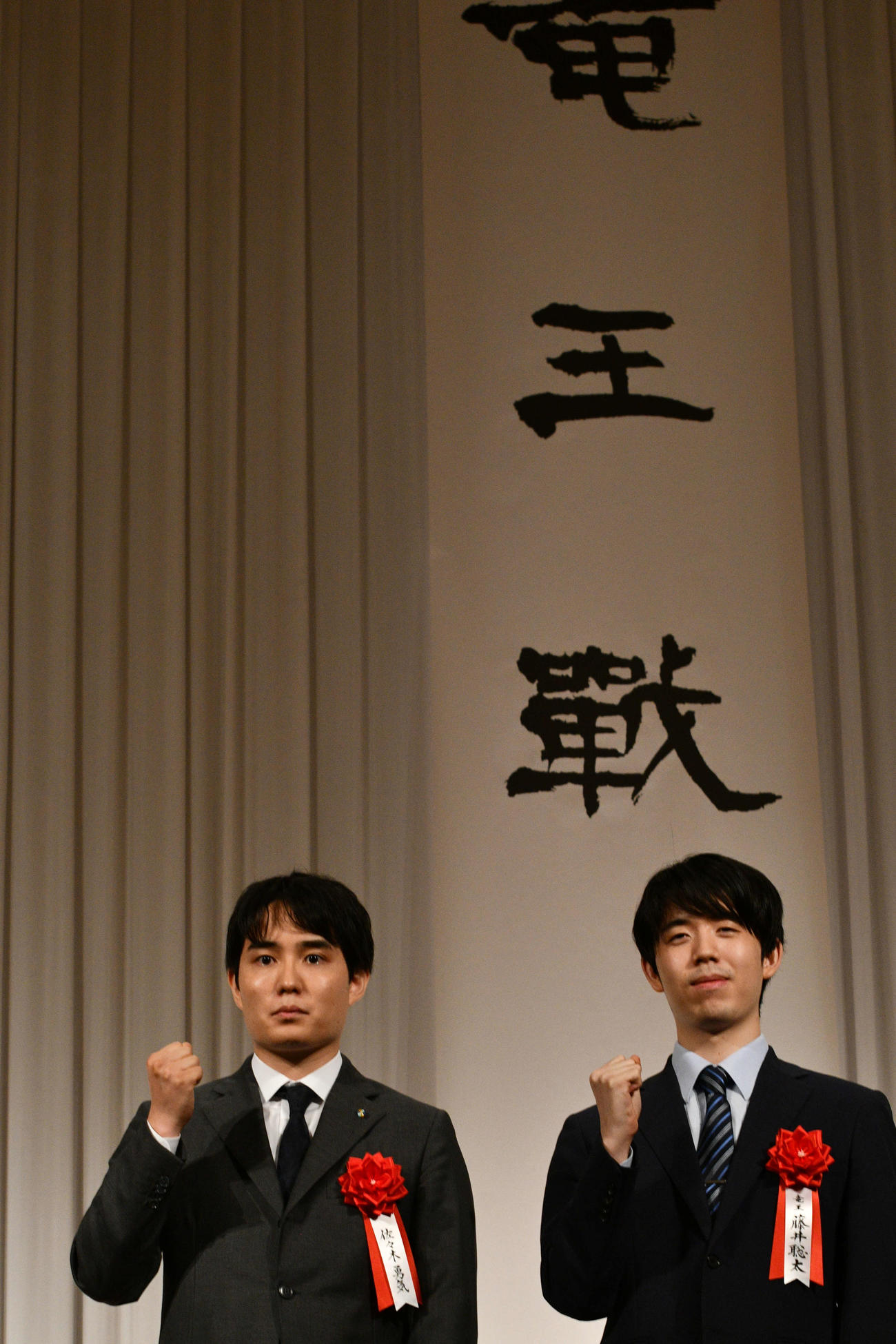 竜王戦第1局の前夜祭に出席した佐々木勇気八段（左）と藤井聡太竜王