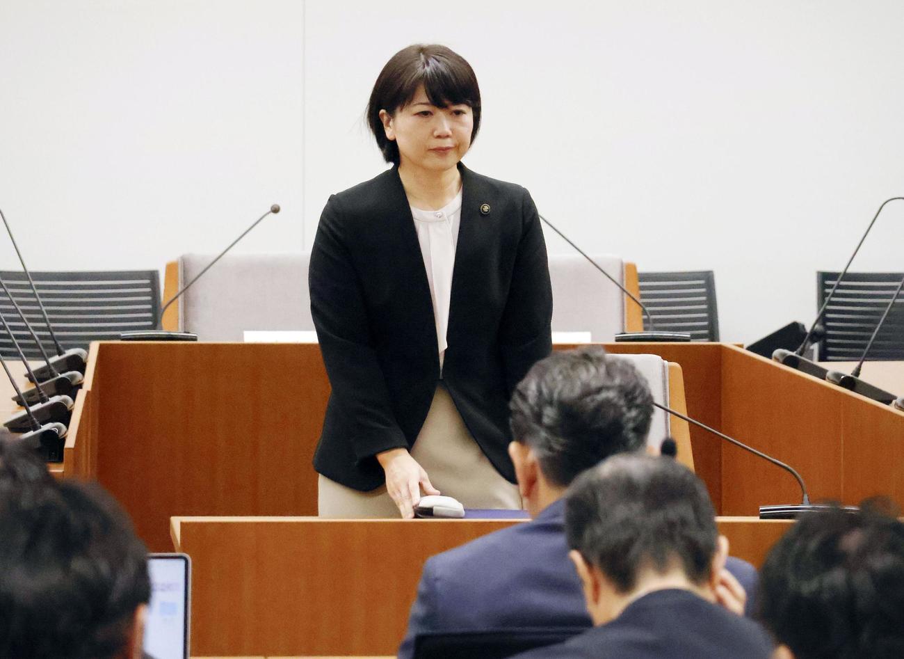 市議全員との会合に臨む前橋市の小川晶市長＝2日午前、前橋市議会庁舎（共同）