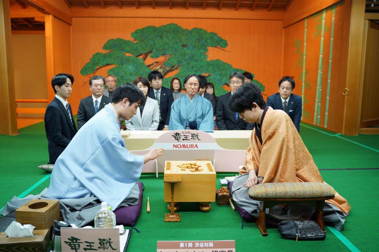 佐々木勇気八段（左）が昨年に続いて藤井聡太竜王（右）に挑戦する竜王戦7番勝負第1局が開幕（日本将棋連盟提供）