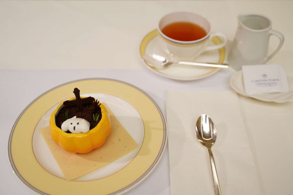 佐々木勇気八段の初日午前のおやつはハロウィーン限定「カボチャのプリン」とホットミルクティー（日本将棋連盟提供）