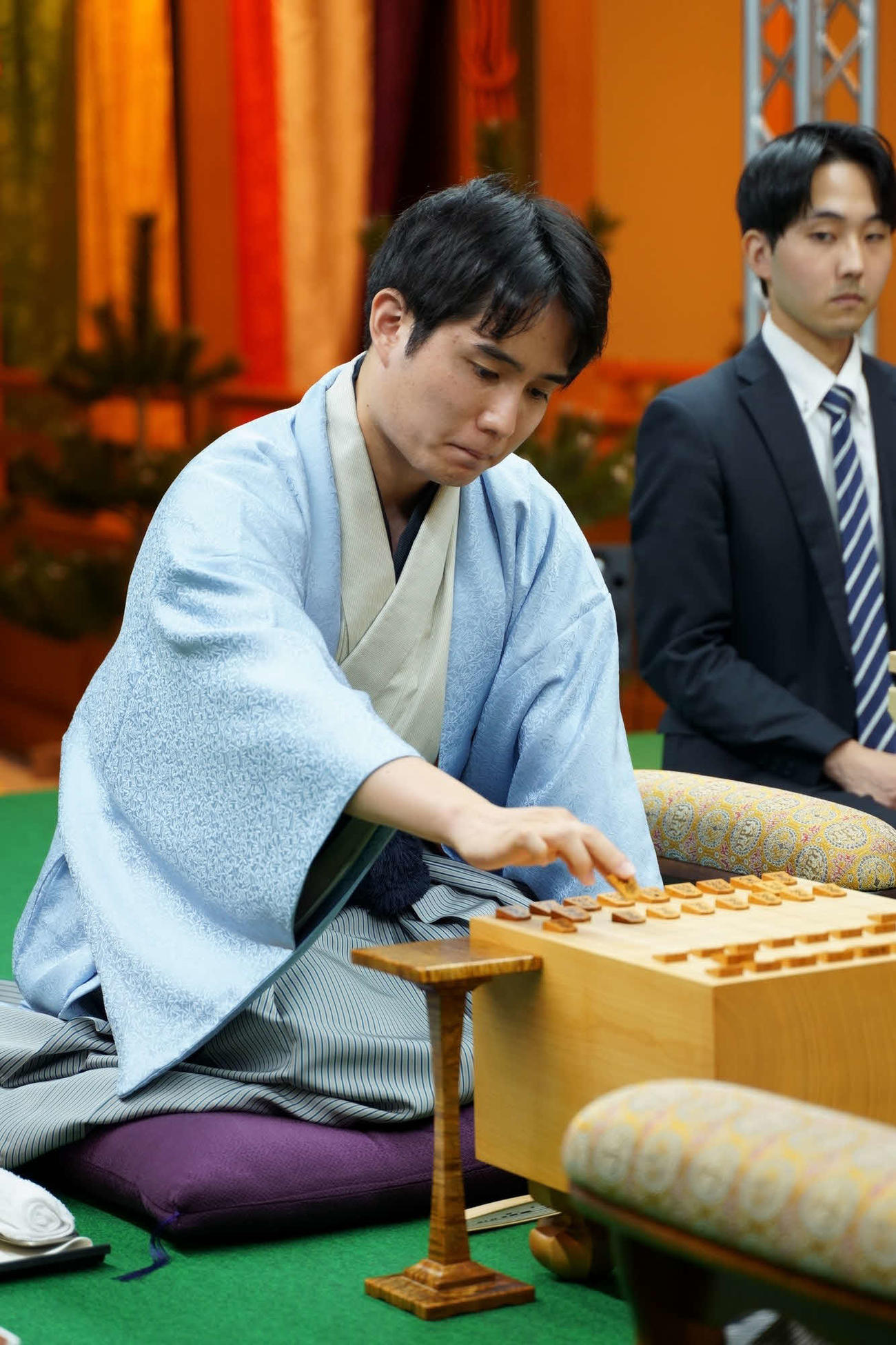 2年連続の挑戦で初のタイトル獲得を狙って初手を指す佐々木勇気八段（日本将棋連盟提供）