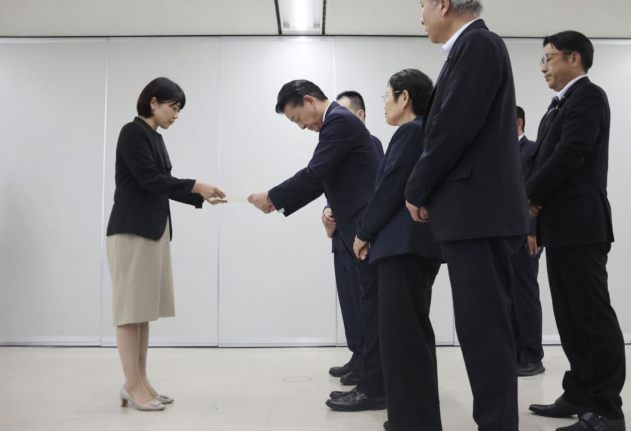 前橋市の小川晶市長（左）に申し入れ書を手渡す市議ら（共同）