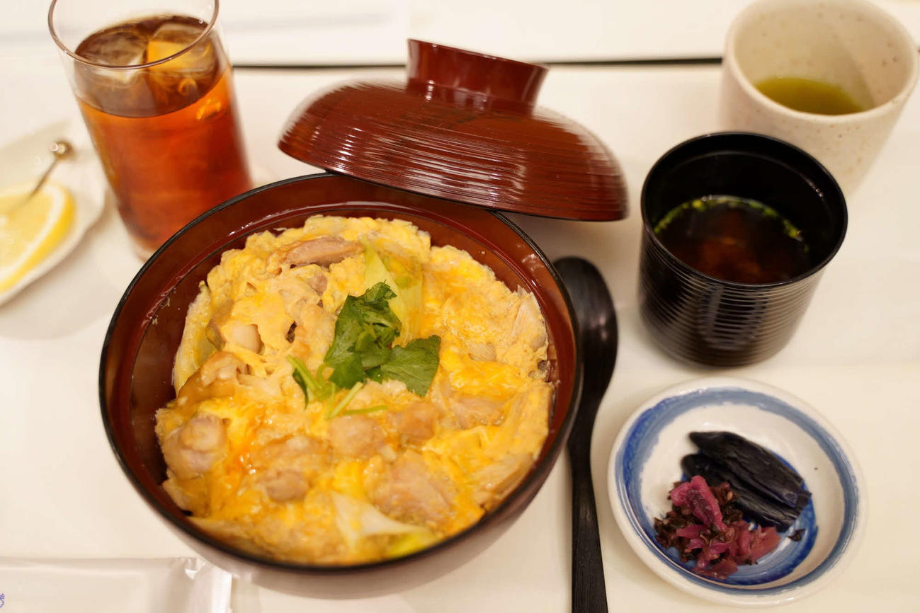 藤井聡太竜王の初日ランチは親子丼とアイスレモンティー（日本将棋連盟提供）