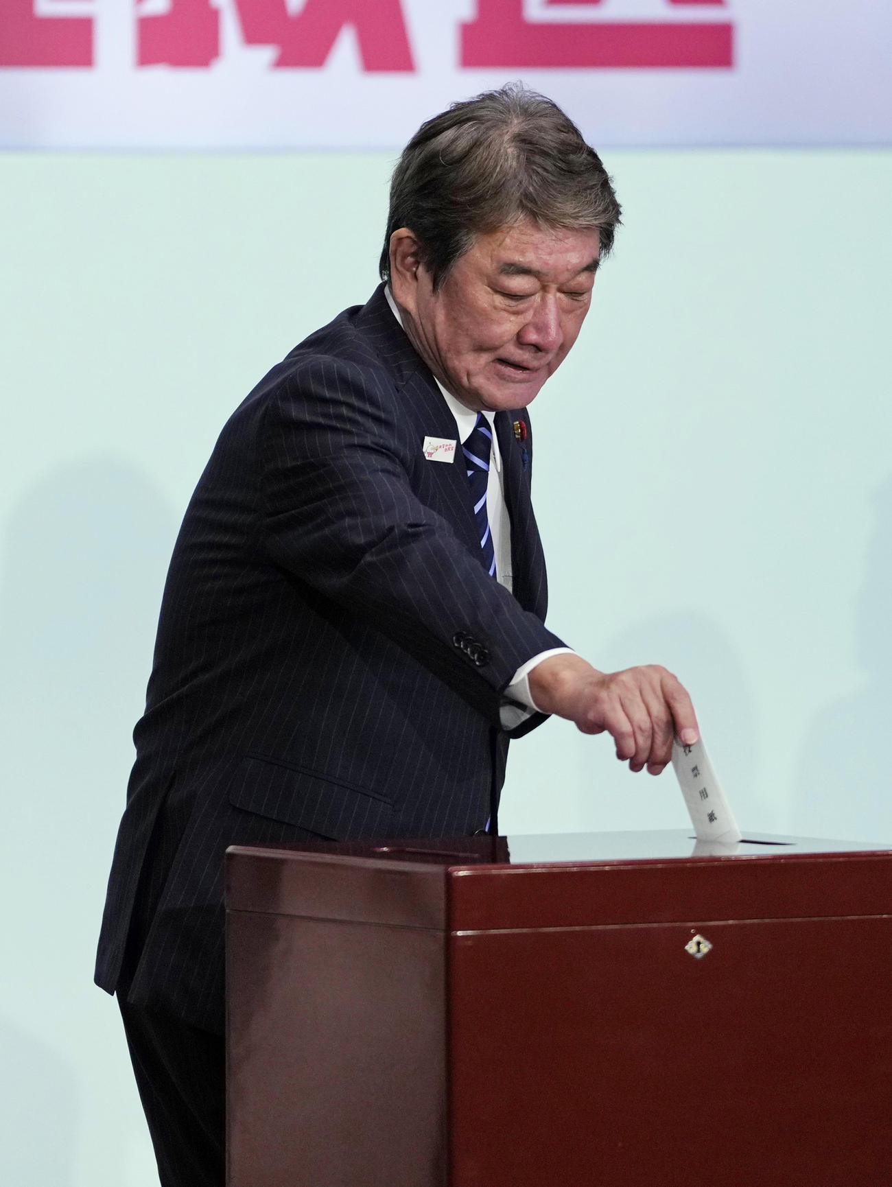 自民党総裁選で投票する茂木敏充氏（共同）