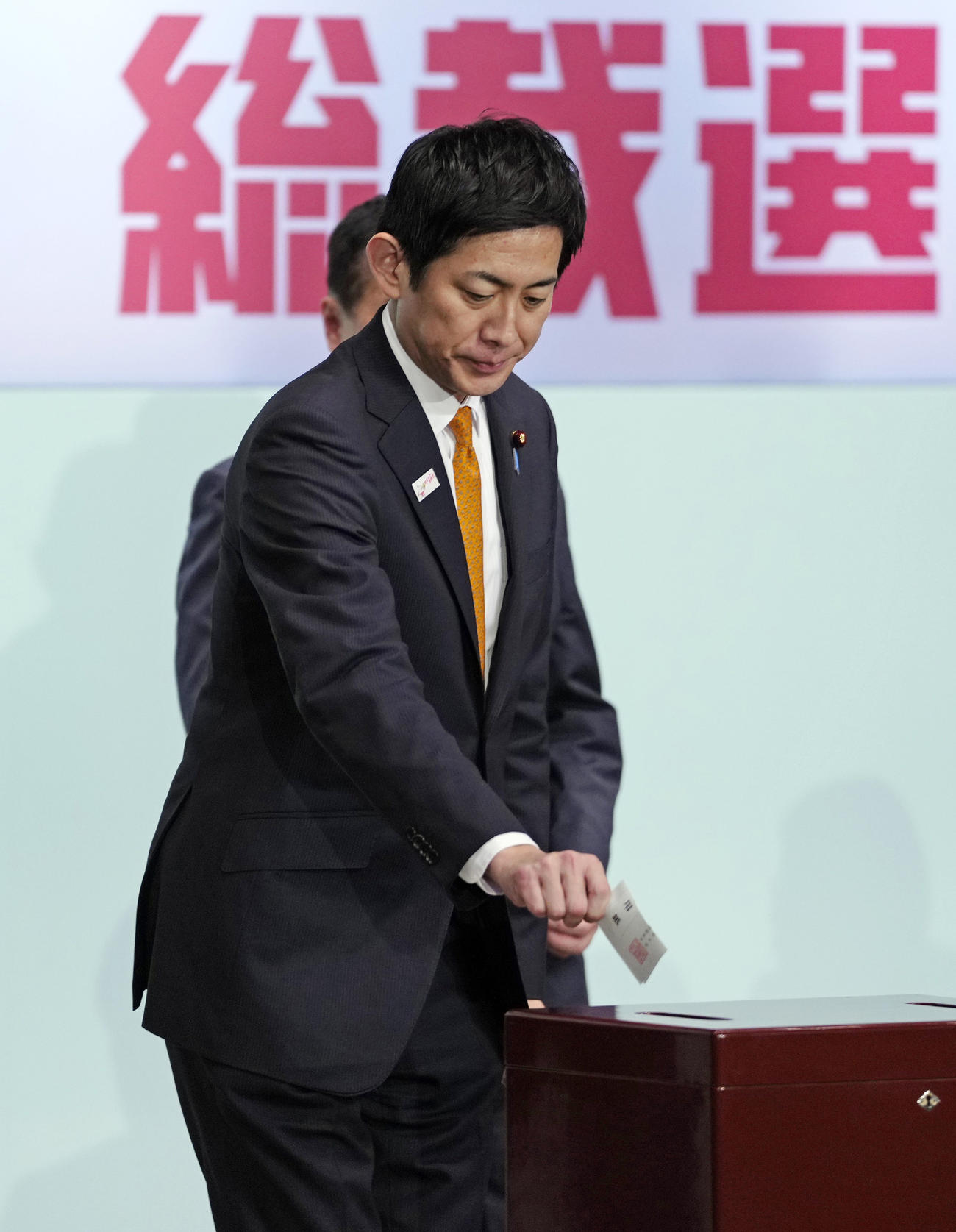 自民党総裁選で投票する小林鷹之氏（共同）