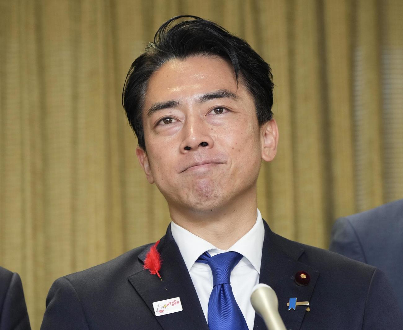 自民党総裁選の結果を受け、記者団の取材に応じる小泉進次郎氏（共同）