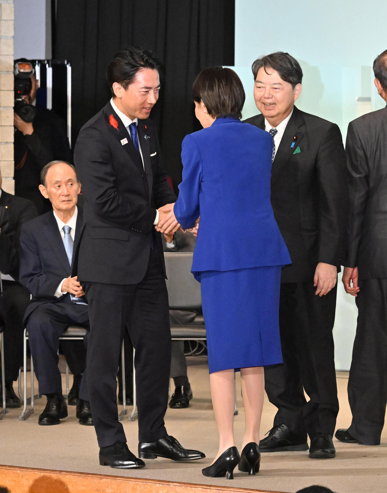 両院議員総会終了後、高市早苗新総裁（右から2人目）と握手を交わす小泉進次郎氏（同3人目）（代表撮影）