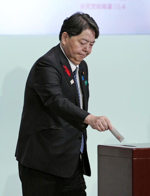 自民党総裁選で投票する林芳正氏（共同）