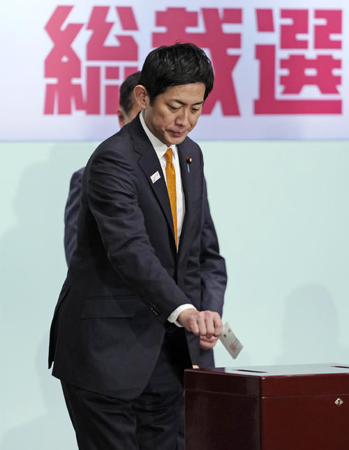 自民党総裁選で投票する小林鷹之氏（共同）