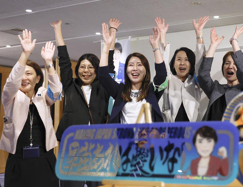 高市早苗氏が自民党の新総裁に選出され、万歳する陣営の関係者（共同）