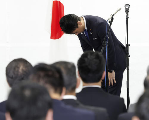 自民党総裁選を終え、報告集会で一礼する小泉進次郎氏（共同）