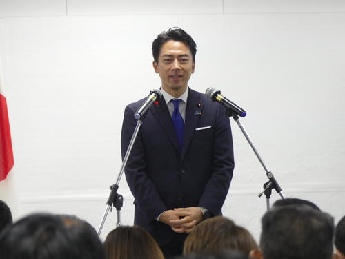 総裁選投開票を前に陣営の出順式で感謝の思いを口にする小泉進次郎農相（撮影・中山知子）