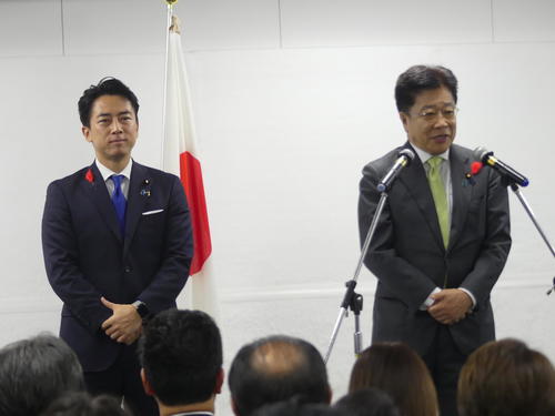 総裁選投開票を前に陣営の出順式で加藤勝信選対本部長（右）のあいさつを聞く小泉進次郎農相（撮影・中山知子）