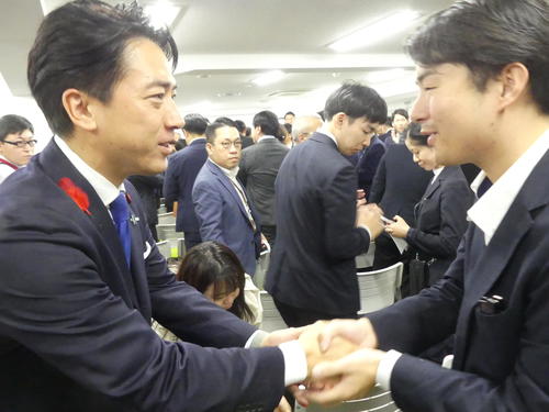 総裁選投開票を前に陣営の出順式で出席者1人1人と握手をかわす小泉進次郎農相（撮影・中山知子）