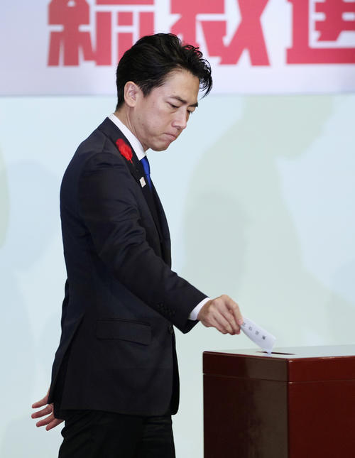 自民党総裁選で投票する小泉進次郎氏（共同）