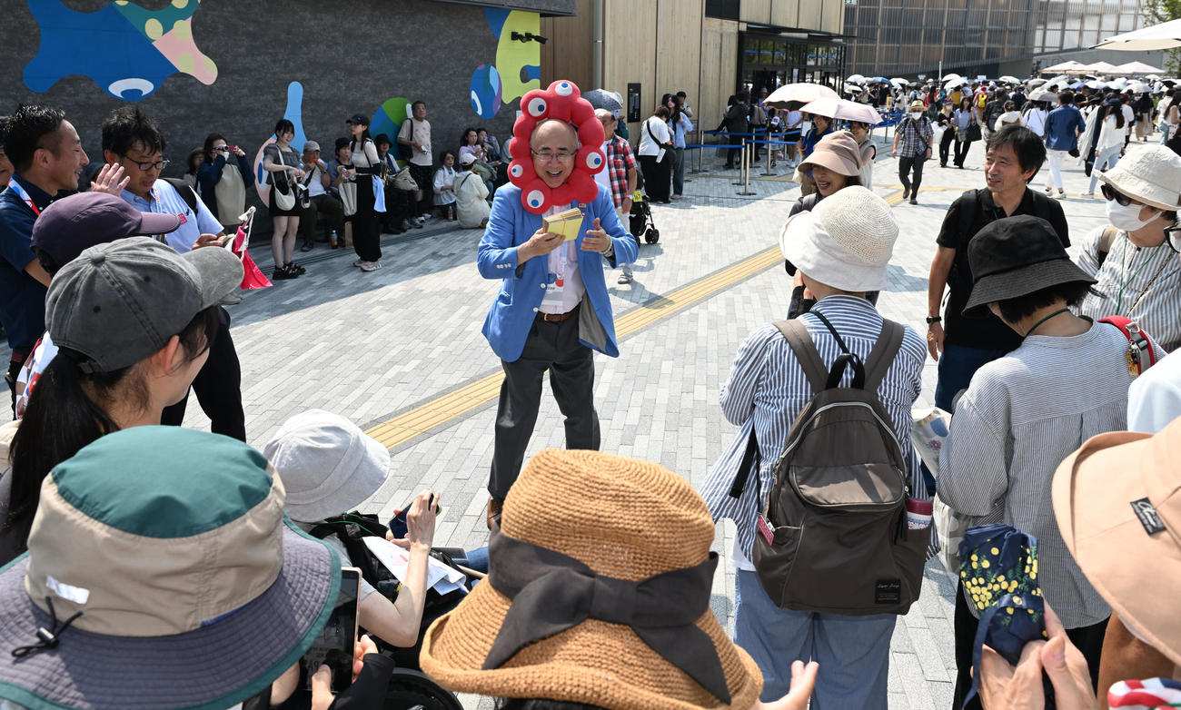 万博に訪れた人々と触れあう大阪観光局の溝畑宏理事長（撮影・和賀正仁）