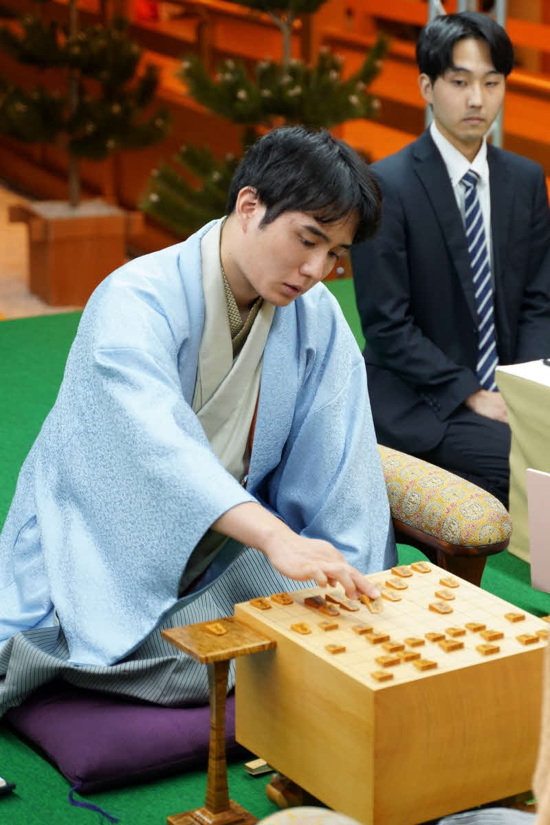 初日に封じた指し手を佐々木勇気八段が明らかにして竜王戦第1局は2日目を再開（日本将棋連盟提供）