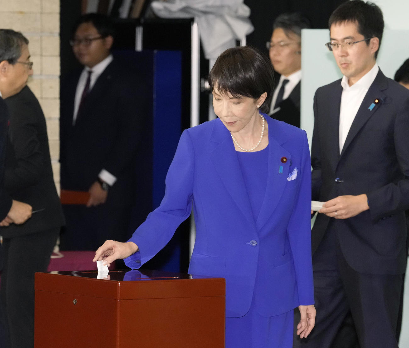 自民党総裁選で投票する高市早苗氏（共同）