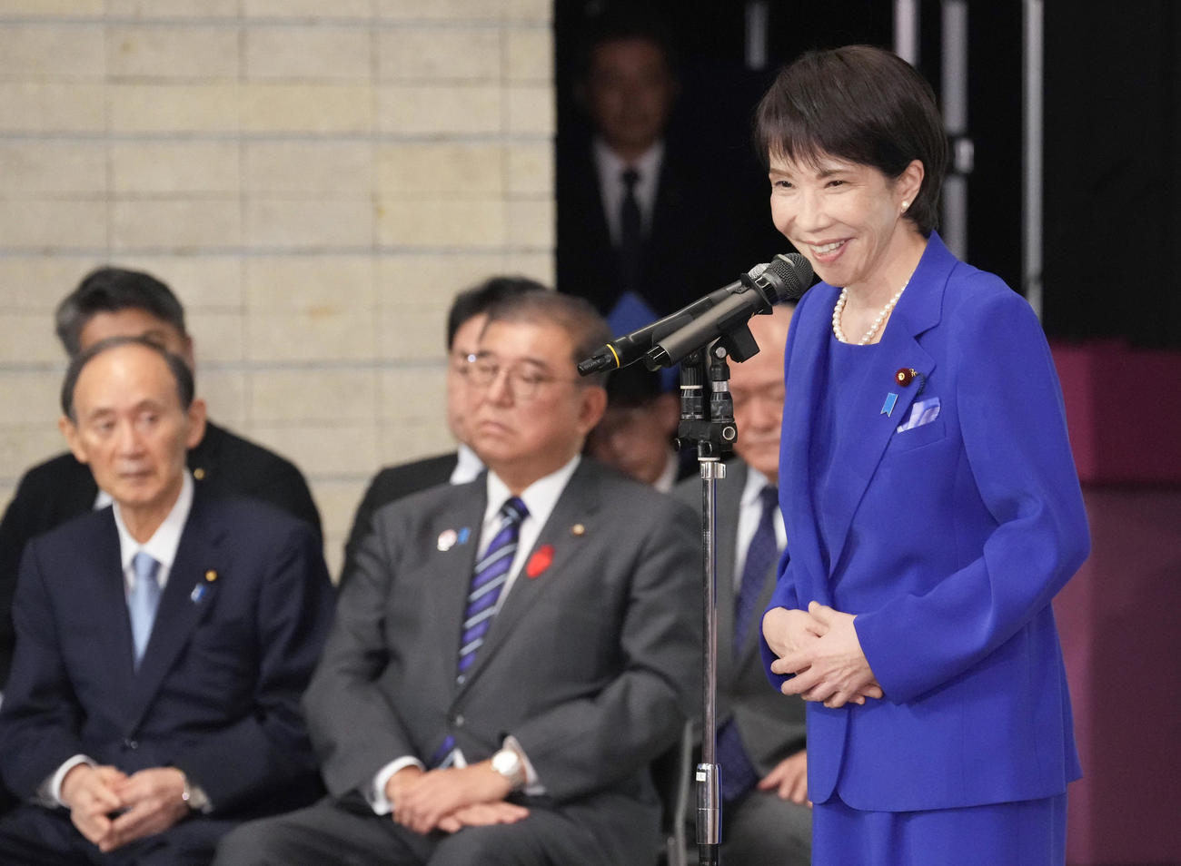 自民党総裁選後に開かれた両院議員総会であいさつする高市早苗新総裁（共同）